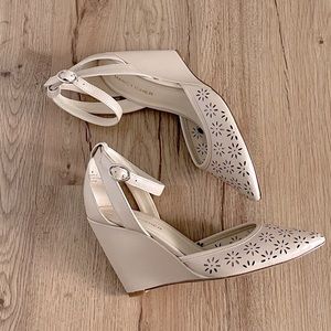 🛍️ Marc Fisher Nude Floral Wedge Strap Heels 6